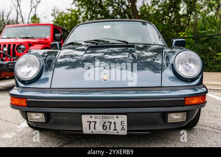 Chicago, Illinois - 29 septembre 2024 : 1989 Porsche 911 Carrera Targa garée dans la rue. Porsche 911 Carrera Targa 1989 voiture vintage de luxe sport. Banque D'Images