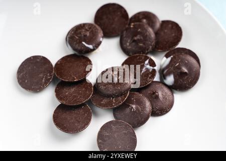 Chocolat professionnel en biscuits pour tempérer et faire des bonbons. Photo de haute qualité Banque D'Images