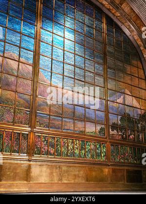 Mexico, Mexique - 12 juillet 2024 : intérieur de la salle principale du Palais des Beaux-Arts avec un rideau fait de morceaux de verre décoré Banque D'Images