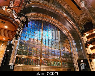 Mexico, Mexique - 12 juillet 2024 : intérieur de la salle principale du Palais des Beaux-Arts avec un rideau fait de morceaux de verre décoré Banque D'Images