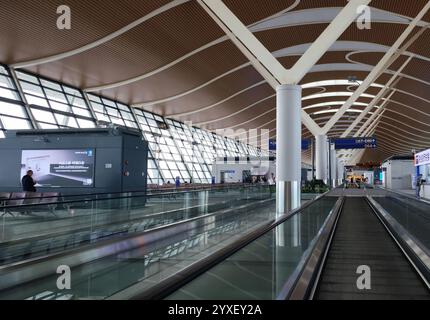 Aéroport international de Shanghai-Pudong terminal 2 portes d'embarquement intérieur et trottoir roulant pendant la journée Banque D'Images