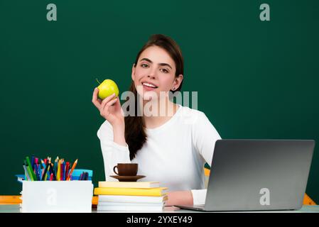 Le nouveau professeur vérifie les devoirs. Étudiante attirante ou nouvelle enseignante. Apprentissage de la langue et concept d'éducation. Jeune enseignante. Le Banque D'Images