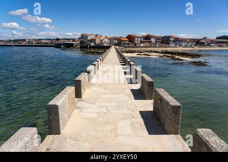 CAMBADOS, ESPAGNE - 28 AVRIL 2022 : vue sur les maisons de pêcheurs du village de pêcheurs de Cambados avec le pont de la Tour de San Sadurniño. Galice, Spa Banque D'Images