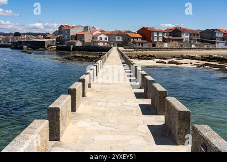 CAMBADOS, ESPAGNE - 28 AVRIL 2022 : vue sur les maisons de pêcheurs du village de pêcheurs de Cambados avec le pont de la Tour de San Sadurniño. Galice, Spa Banque D'Images