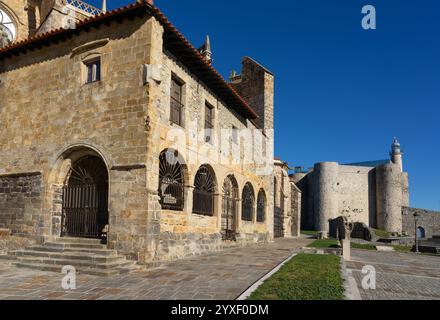 Église Santa María de la Asunción et le château - phare dans le magnifique village de Castro Urdiales i. Banque D'Images