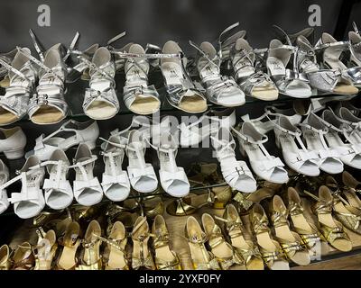 Kiev, Ukraine - 15 décembre 2024 : un assortiment de chaussures de danse dans divers modèles, couleurs et styles placés soigneusement sur les étagères. Banque D'Images