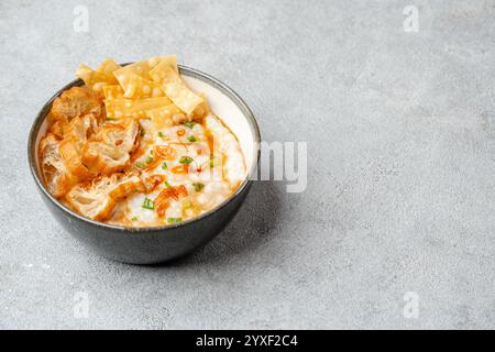 Bouillie de riz ou congee avec cakwe dans un bol Banque D'Images