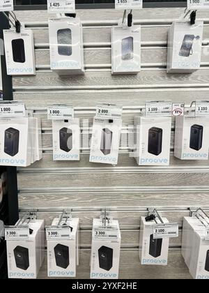 Kiev, Ukraine - 15 décembre 2024 : une sélection de banques d'énergie organisées dans un magasin, présentant différents modèles avec des caractéristiques et des étiquettes de prix. Banque D'Images