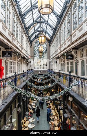 Cardiff, Royaume-Uni. 15 décembre 2024. Faites des achats dans le centre-ville de Cardiff avec des décorations de Noël dans une arcade victorienne. Crédit : Thomas Faull/Alamy Live News Banque D'Images