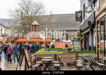 Cardiff, Royaume-Uni. 15 décembre 2024. Shopping dans le centre-ville de Cardiff avec décorations de Noël et marché. Crédit : Thomas Faull/Alamy Live News Banque D'Images