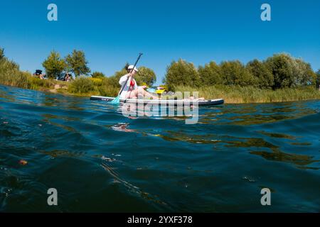 Détente sur un Paddleboard au soleil Banque D'Images