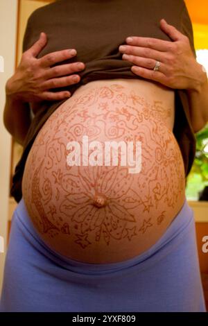 Femme enceinte avec ventre décoré Banque D'Images