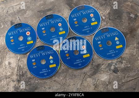 La première saison du drame politique très réussi et innovant The West Wing créé par Aaron Sorkin. En DVD, les 22 épisodes prennent six disques. Banque D'Images