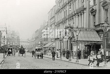 En regardant vers l'est le long de Paragon Street à l'angle de South Street, Kingston upon Hull, East Yorkshire, Angleterre, Royaume-Uni vers 1900. Le Théâtre Royal est important. A été conçu par G A Middlemiss. La construction a commencé en juin 1871 et le Théâtre a été ouvert par son propriétaire Sefton Parry le 27 novembre 1871, avec une production de Parry’s Own Company. Le Théâtre Royal a rouvert ses portes sous le nom de Théâtre Tivoli en 1912. Le théâtre Tivoli, fermé en 1954, a été démoli en 1959. Un nouveau bâtiment appelé Tivoli House se dresse sur le site. Banque D'Images