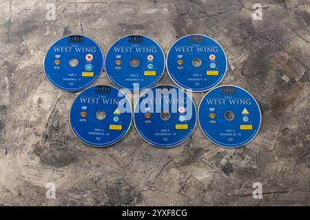 La première saison du drame politique très réussi et innovant The West Wing créé par Aaron Sorkin. En DVD, les 22 épisodes prennent six disques. Banque D'Images