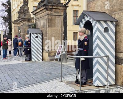 Gardes un jour d'hiver au château de Prague, République tchèque Banque D'Images