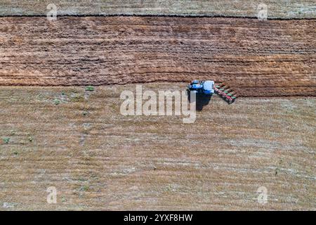 Tracteur dans les champs agricoles, Leon, Castille et Léon, Espagne Banque D'Images