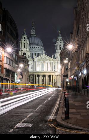 Cathédrale Saint-Pauls la nuit avec des feux de voiture à grande vitesse Banque D'Images