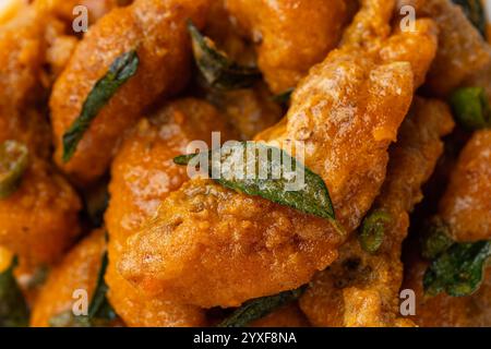 Poisson dori frit croustillant enrobé d'oeuf salé étalé sur une assiette blanche Banque D'Images