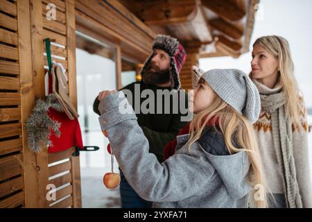 La famille décore la maison avec des décorations de Noël. Célébration de Noël et du nouvel an. Banque D'Images
