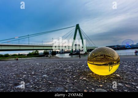 Gros plan d'une boule de verre avec un pont de Cologne en arrière-plan, Allemagne. Banque D'Images