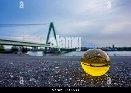 Gros plan d'une boule de verre avec un pont de Cologne en arrière-plan, Allemagne. Banque D'Images