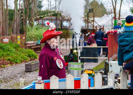 Un assistant bénévole festif à l'événement spécial du Père Noël annuel au Mizens Railway, un chemin de fer miniature à Knaphill, Woking, Surrey dans le sud-est de l'Angleterre Banque D'Images