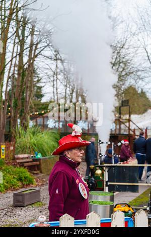 Un assistant bénévole festif à l'événement spécial du Père Noël annuel au Mizens Railway, un chemin de fer miniature à Knaphill, Woking, Surrey dans le sud-est de l'Angleterre Banque D'Images