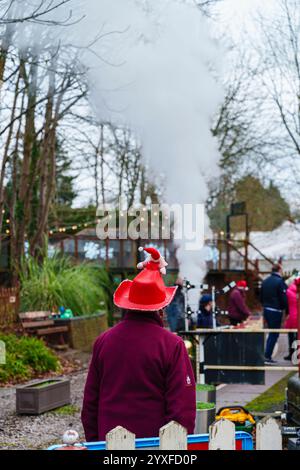 Un assistant bénévole festif à l'événement spécial du Père Noël annuel au Mizens Railway, un chemin de fer miniature à Knaphill, Woking, Surrey dans le sud-est de l'Angleterre Banque D'Images