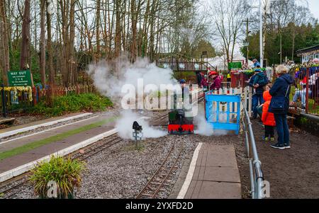 Une locomotive à vapeur lors de l'événement annuel Santa Special au Mizens Railway, un chemin de fer miniature à Knaphill, Woking, Surrey dans le sud-est de l'Angleterre Banque D'Images