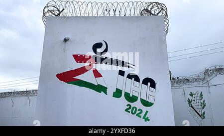 15 décembre 2024 : Bizerte, Tunisie. 15 décembre 2024. Un graffiti du logo du Festival du film de Carthage 2024 à côté d'autres graffitis peints sur les murs de la prison Borj Erroumi de Bizerte, au nord de la Tunisie. Les différents écrits et graffitis sur le mur de la prison de Bizerte sont l'œuvre des détenus de la prison. Le Festival du film de Carthage (JCC) est un événement culturel prestigieux en Tunisie, avec l'événement cinématographique de cette année comprenant un programme intitulé ''la Palestine au cœur du JCC'' (crédit image : © Hasan mrad/IMAGESLIVE via ZUMA Press Wire) À USAGE ÉDITORIAL EXCLUSIF! Non destiné à UN USAGE commercial ! Banque D'Images