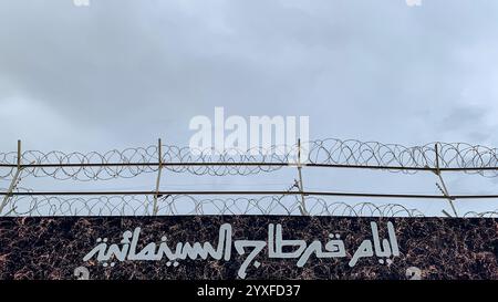 15 décembre 2024 : Bizerte, Tunisie. 15 décembre 2024. Une écriture du Festival du film de Carthage 2024 sur le mur de la prison Borj Erroumi de Bizerte, au nord de la Tunisie. Les différents écrits et graffitis sur le mur de la prison sont l'œuvre des détenus de la prison de Bizerte. Le Festival du film de Carthage (JCC) est un événement culturel prestigieux en Tunisie, avec l'événement cinématographique de cette année comprenant un programme intitulé ''la Palestine au cœur du JCC'' (crédit image : © Hasan mrad/IMAGESLIVE via ZUMA Press Wire) À USAGE ÉDITORIAL EXCLUSIF! Non destiné à UN USAGE commercial ! Banque D'Images