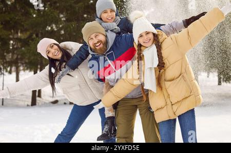 Joyeux hiver neigeux portrait de famille en plein air passant des vacances portant une tenue chaude, des enfants mignons Banque D'Images