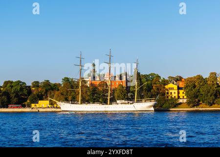 Vue sur Stockholm Strom jusqu'au bateau-hôtel flottant af Chapman sur Skeppsholmen, depuis Gamla Stan, la vieille ville de Stockholm, capitale de la Suède Banque D'Images