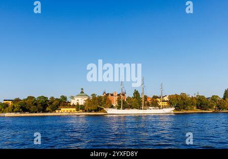 Vue sur Stockholm Strom jusqu'au bateau-hôtel flottant af Chapman sur Skeppsholmen, depuis Gamla Stan, la vieille ville de Stockholm, capitale de la Suède Banque D'Images