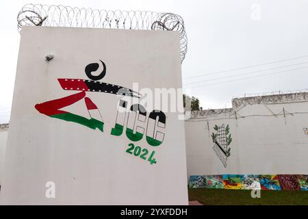 15 décembre 2024 : Bizerte, Tunisie. 15 décembre 2024. Un graffiti du logo du Festival du film de Carthage 2024 à côté d'autres graffitis peints sur les murs de la prison Borj Erroumi de Bizerte, au nord de la Tunisie. Les différents écrits et graffitis sur le mur de la prison de Bizerte sont l'œuvre des détenus de la prison. Le Festival du film de Carthage (JCC) est un événement culturel prestigieux en Tunisie, avec l'événement cinématographique de cette année comprenant un programme intitulé ''la Palestine au cœur du JCC'' (crédit image : © Hasan mrad/IMAGESLIVE via ZUMA Press Wire) À USAGE ÉDITORIAL EXCLUSIF! Non destiné à UN USAGE commercial ! Banque D'Images