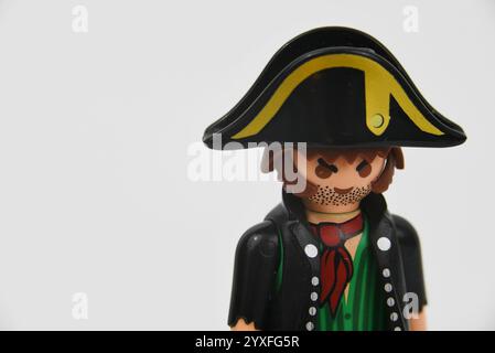Den Helder, pays-Bas. 14 décembre 2024. Playmobil figures de pirates sur un fond blanc. Photo de haute qualité Banque D'Images
