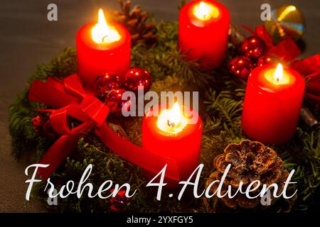 Salutations de l'Avent 4ème Avent : couronne de l'Avent avec quatre bougies allumées et texte FROHEN 4.ADVENT Banque D'Images