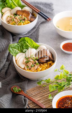 BAK chor MEE. Les nouilles sont mélangées dans du vinaigre, de la viande hachée, des tranches de porc, du foie de porc, des champignons tranchés en ragoût, boulettes de viande et morceaux de saindoux frits Banque D'Images