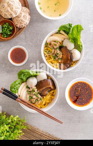 BAK chor MEE. Les nouilles sont mélangées dans du vinaigre, de la viande hachée, des tranches de porc, du foie de porc, des champignons tranchés en ragoût, boulettes de viande et morceaux de saindoux frits Banque D'Images