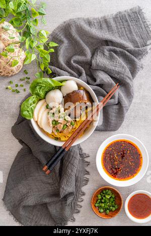 BAK chor MEE. Les nouilles sont mélangées dans du vinaigre, de la viande hachée, des tranches de porc, du foie de porc, des champignons tranchés en ragoût, boulettes de viande et morceaux de saindoux frits Banque D'Images