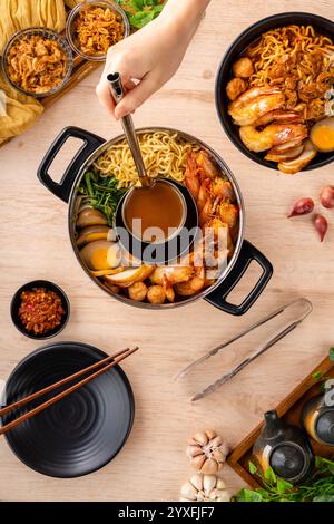 Hokkien MEE ou nouilles de crevettes sont jetées dans du saindoux de porc et servies avec des boulettes de poisson, des crevettes. Banque D'Images