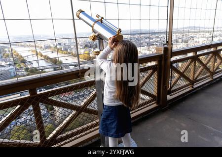 Une petite fille regarde à travers un grand télescope sur une plate-forme d'observation. Photo de haute qualité Banque D'Images