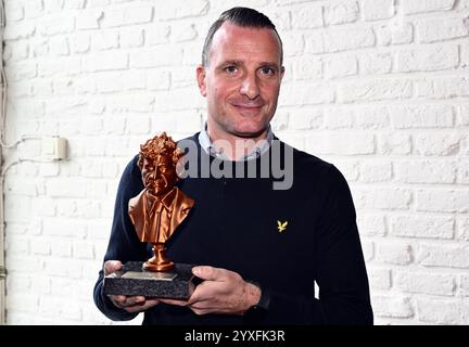Grimbergen, Belgique. 16 décembre 2024. L'entraîneur-chef du club, Nicky Hayen, pose pour le photographe lors d'une cérémonie pour le trophée Raymond Goethals et le Prix Dominique D'Onofrio, lundi 16 décembre 2024, à Grimbergen. Le trophée Raymond Goethals est réservé aux coachs belges, actifs en Belgique ou à l’étranger. Le Prix Dominique D'Onofrio est réservé aux débutants de la Jupiler Pro League et âgés de moins de 20 ans. BELGA PHOTO ERIC LALMAND crédit : Belga News Agency/Alamy Live News Banque D'Images