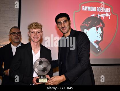 Grimbergen, Belgique. 16 décembre 2024. Joaquin Seys et Marouane Fellaini du Club photographiés lors d'une cérémonie pour le 'Trophée Raymond Goethals' et le 'Prix Dominique D'Onofrio', lundi 16 décembre 2024, à Grimbergen. Le trophée Raymond Goethals est réservé aux coachs belges, actifs en Belgique ou à l’étranger. Le Prix Dominique D'Onofrio est réservé aux débutants de la Jupiler Pro League et âgés de moins de 20 ans. BELGA PHOTO ERIC LALMAND crédit : Belga News Agency/Alamy Live News Banque D'Images