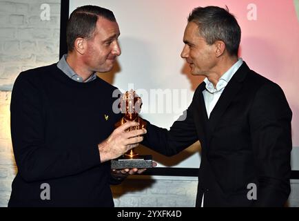 Grimbergen, Belgique. 16 décembre 2024. L'entraîneur-chef du club, Nicky Hayen, et le PDG de Pro League, Lorin Parys, photographiés lors d'une cérémonie pour le trophée Raymond Goethals et le Prix Dominique D'Onofrio, lundi 16 décembre 2024, à Grimbergen. Le trophée Raymond Goethals est réservé aux coachs belges, actifs en Belgique ou à l’étranger. Le Prix Dominique D'Onofrio est réservé aux débutants de la Jupiler Pro League et âgés de moins de 20 ans. BELGA PHOTO ERIC LALMAND crédit : Belga News Agency/Alamy Live News Banque D'Images