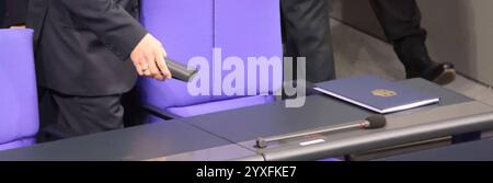 Bundestag Bundeskanzler 16.12.2024, Allemagne, Berlin, Deutscher Bundestag, 20. Wahlperiode, 205 Sitzung , Bundeskanzler Olaf Scholz stellt die Vertrauensfrage im Parlament, Portrasit, Gesicht, Mimik Berlin Berlin Allemagne *** Bundestag chancelier fédéral 16 12 2024, Allemagne, Berlin, Bundestag allemand, 20 législature, session 205, le chancelier fédéral Olaf Scholz pose la question de la confiance dans le parlement, Portrasit, visage, expression faciale Berlin Berlin Allemagne Banque D'Images