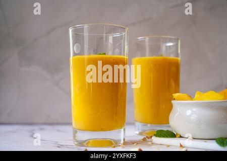 Lassi à la mangue maison | smoothie indien traditionnel aux mangues, focus sélectif Banque D'Images