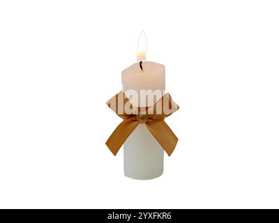 Bougie pilier nervurée brûlante avec ruban de soie de satin doré noeud isolé sur blanc. Décoration maison de vacances. Banque D'Images