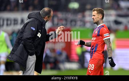 Entraîneur entraîneur Frank Schmidt 1. FC Heidenheim 1846 FCH am Spielfeldrand Gestik geste im gespraech Diskussion mit Niklas Dorsch 1. FC Heidenheim 1846 FCH (39) 1. FC HEIDENHEIM 1846 FCH VS VFB STUTTGART 15.12.2024 LA RÉGLEMENTATION DFL INTERDIT TOUTE UTILISATION DE PHOTOGRAPHIES COMME SÉQUENCES D'IMAGES ET/OU QUASI-VIDÉO Banque D'Images